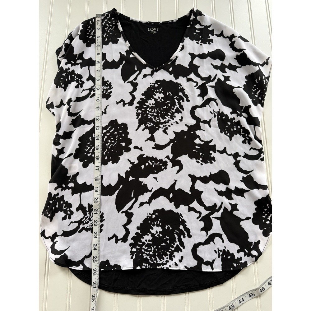 LOFT Outlet Oversized Floral Abstract Top Blouse Black White Womens M Cap Sleeve - Picture 5 of 9